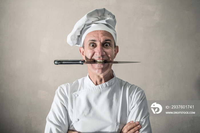 cuoco arrabbiato con il coltello tra i denti