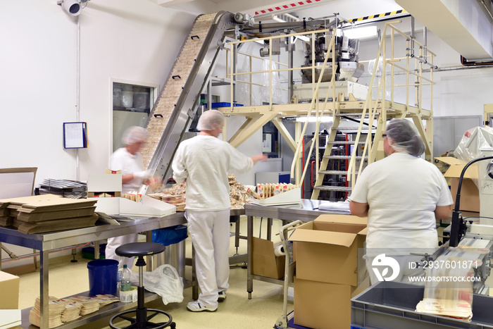 Arbeiter in einer Fabrik für Süßwaren // worker in a factory for confectionery