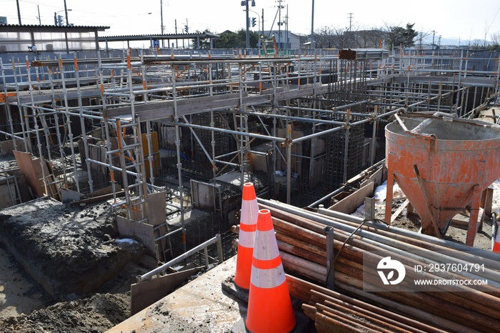 施工中のビル基礎工事現場