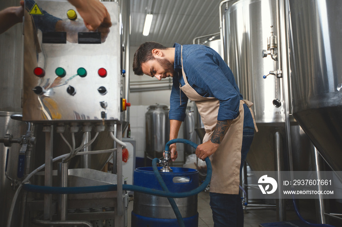 现代工厂、啤酒厂、员工使用精酿啤酒的设备