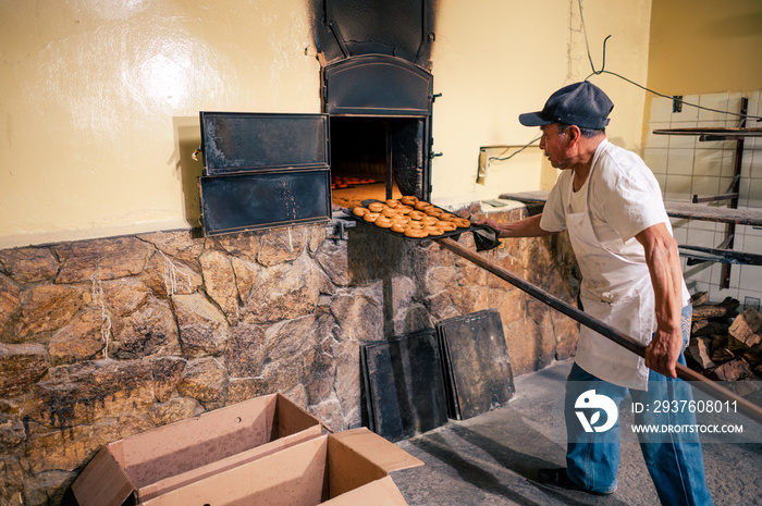 Panadero haciendo  Roscas (pan tradicional de Quetzaltenango)utilizando un antiguo horno de leña.