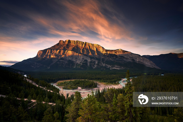 日出Hoodoos的Bow河和Mount Rundle