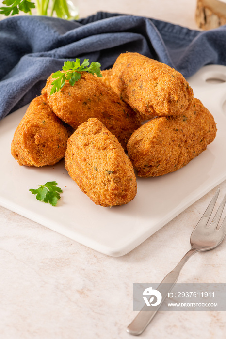 Bolinhos de bacalhau，在葡萄牙美食界非常著名。煎饺、鳕鱼饺、鱼肉，