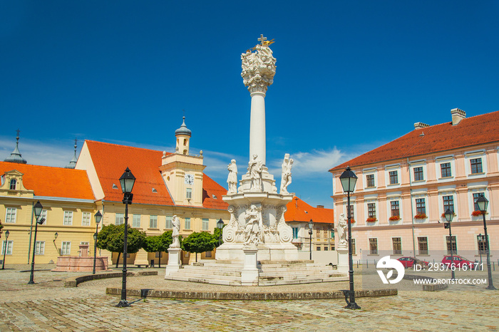 神圣的三位一体广场，克罗地亚奥西耶克历史古镇特夫尔贾的柱子和雕像
