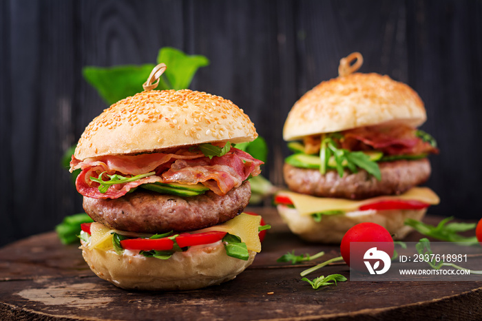 大三明治-汉堡汉堡配牛肉、奶酪、番茄、黄瓜和油炸培根。