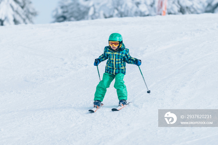 小男孩滑雪下山