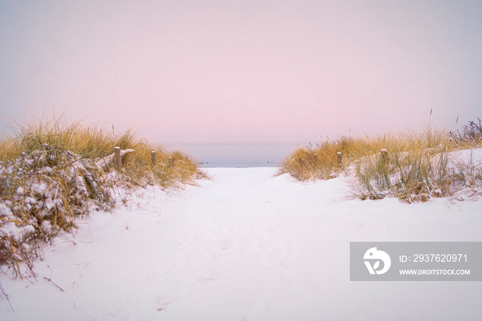 schneebedeckter winterlicher Strand im Ostseebad Kühlungsborn, Mecklenburg-Vorpommern, Deutschland