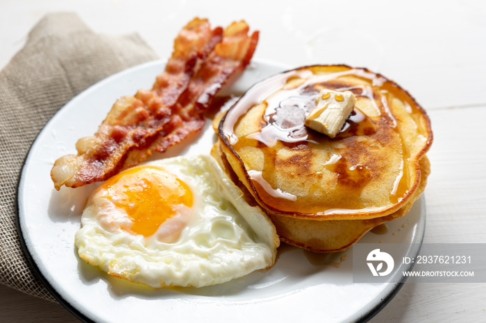 美式早餐配鸡蛋、煎饼和培根