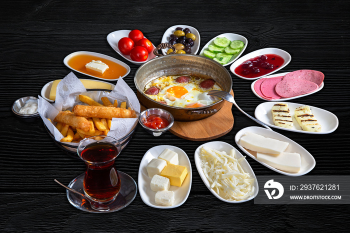 传统的土耳其早餐黑色背景。