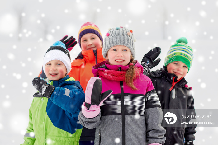 童年、友谊和季节概念——一群穿着冬装的快乐小朋友在户外