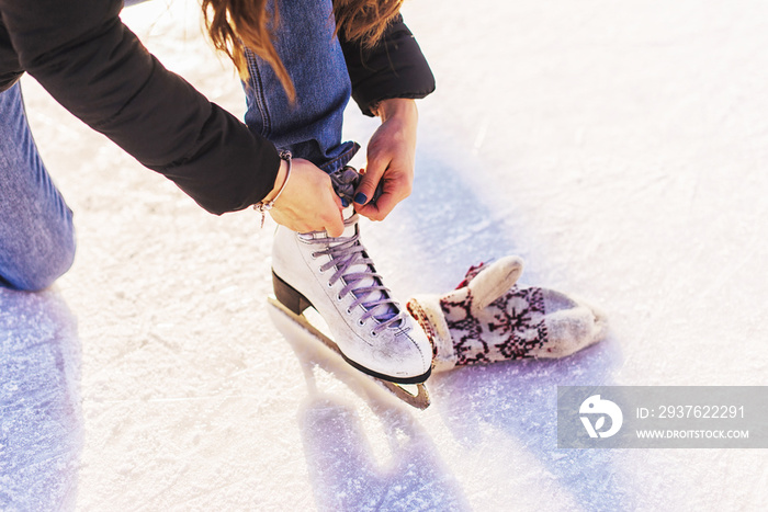 穿着新白色溜冰鞋滑冰的女孩