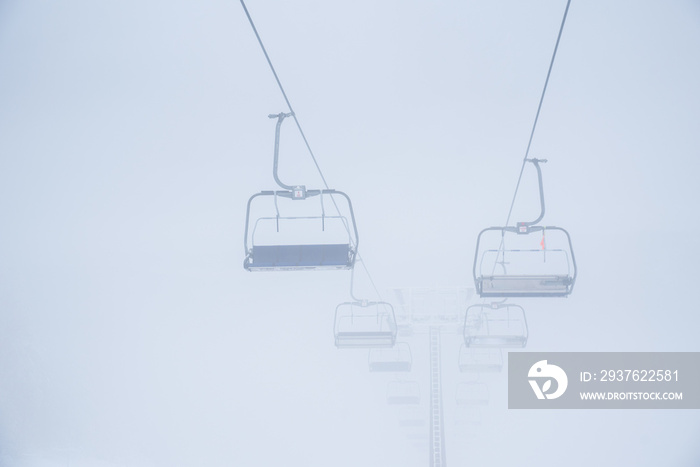 冬季大雾中的滑雪
