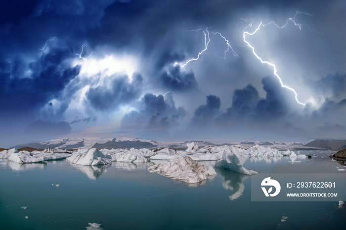 冰岛南部Jokulsarlon泻湖全景。风暴期间的夏日色彩