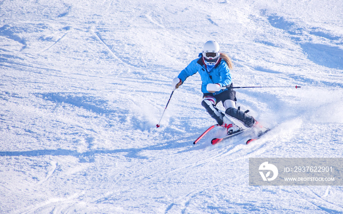 People are enjoying skiing	/ snowboarding