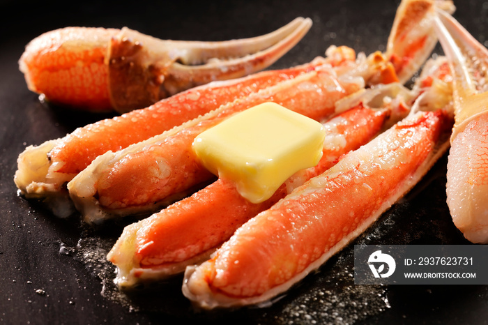 バターを乗せたずわいがにの鉄板焼き　Grilled snow crab with butter on an iron plate