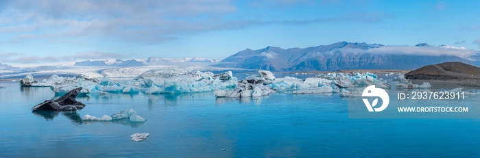 冰岛Jokulsarlon泻湖的漂浮冰山