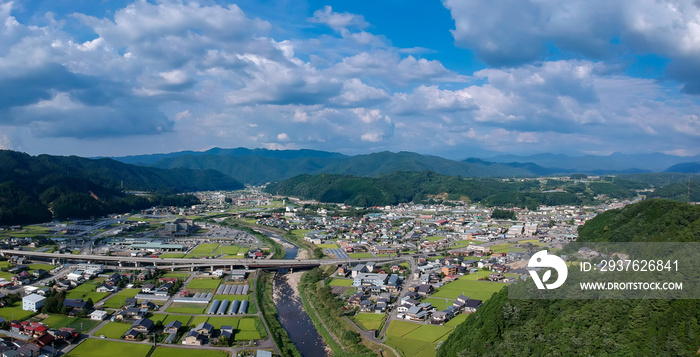 航空撮影した夏の高山市の街並みのパノラマ風景