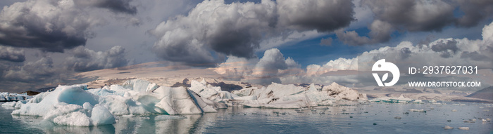 冰岛南部Jokulsarlon泻湖全景。夏季色彩