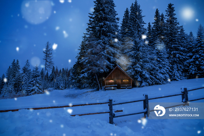 Winterwunderland-Weihnachtskarte-Holzhütte mit rauchendem Kamin und weihnachtlicher Beleuchtung eins