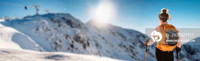 登山者野外滑雪徒步登山者。高山景观中的滑雪之旅w