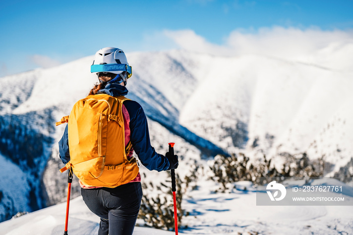 登山运动员穷乡僻壤滑雪徒步滑雪女子登山运动员。高山滑雪之旅