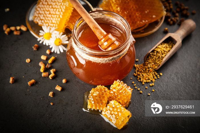 蜂蜜罐和勺子