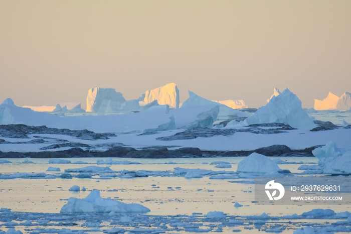 Levé de soleil en Antarctique