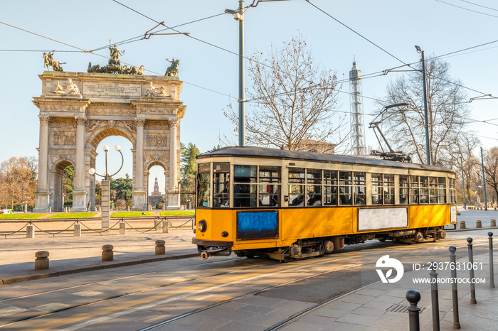 典型的米兰-意大利黄色电车经过Parco Della Pace，意思是桃拱门