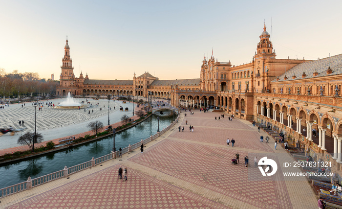 scenic view of Plaza de España The Plaza de España is a plaza in the Parque de María Luisa, Historic