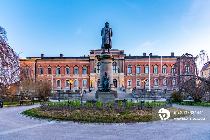 瑞典乌普萨拉大学前埃里克·古斯塔夫·盖杰尔雕像的日落景观