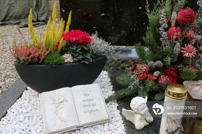 Elegante Grabgestaltung an einem christlichen Friedhof in Österreich zu Allerheiligen, Herbstbepflan