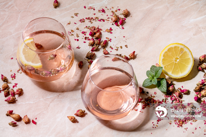 鸡尾酒杯粉红玫瑰香槟、苹果酒或柠檬水，配干玫瑰芽、柠檬和薄荷。粉红色