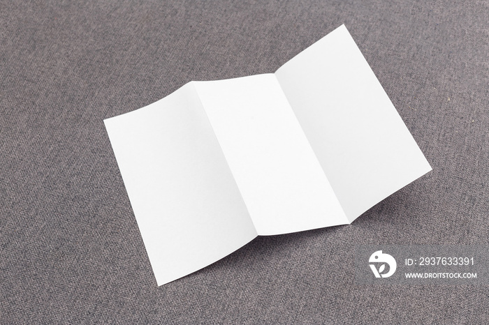 黑色背景上有柔和阴影的空白白色空三折小册子传单实物模型模板。