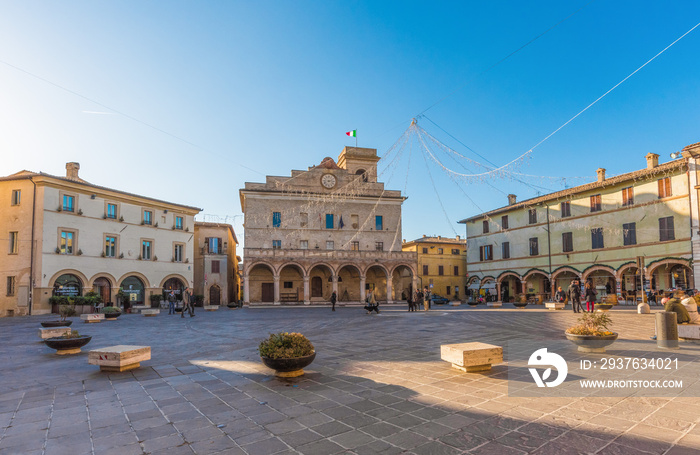 蒙特法尔科（意大利）-美丽的中世纪小镇蒙特法尔科山上的一座小城市