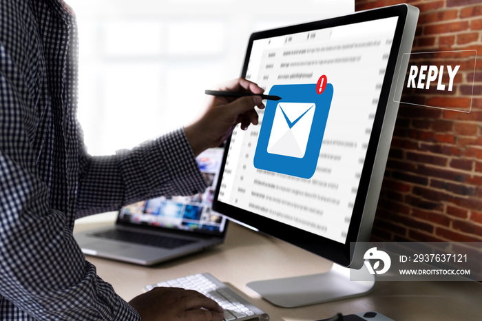 回复电脑上的消息电子邮件商人正在处理重要提醒