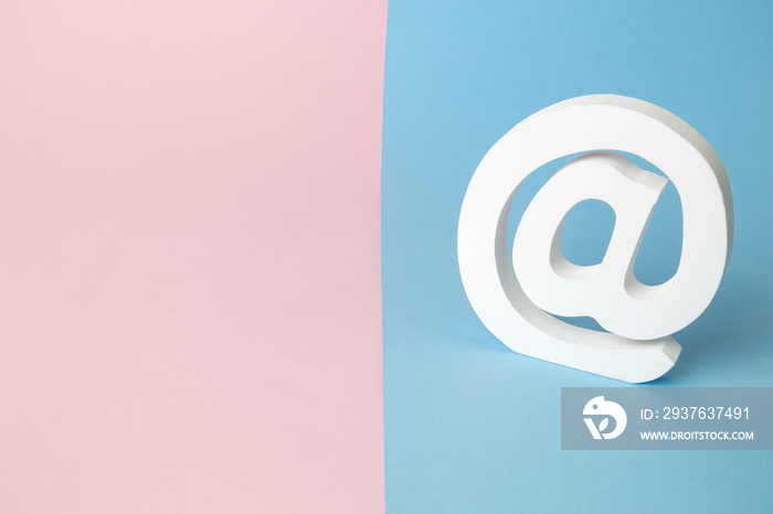 玫瑰蓝背景抽象的木制白色电子邮件标志。