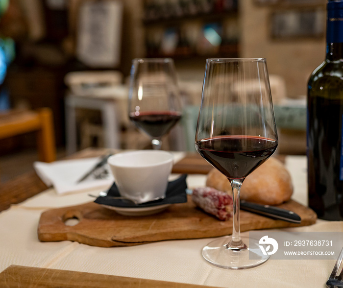 在传统的意大利osteria餐厅享用一杯干红酒晚餐