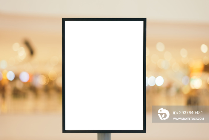在现代购物中心为您的短信或内容提供空白标志和复制空间。