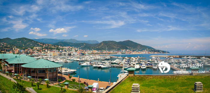 意大利利古里亚的瓦拉泽码头全景