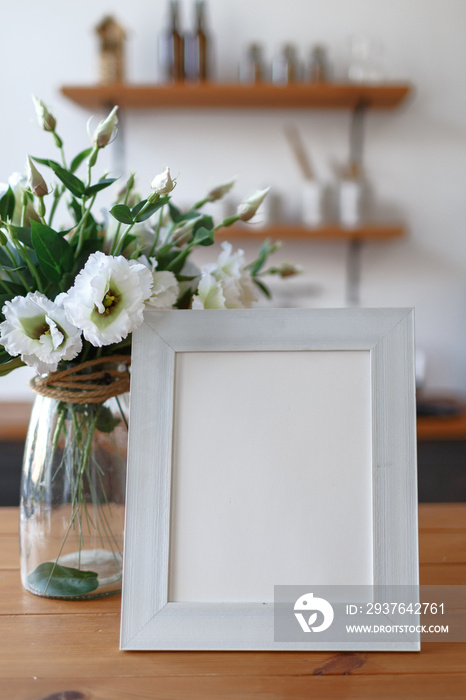 普罗旺斯厨房桌子上的白色木制框架。设计空白