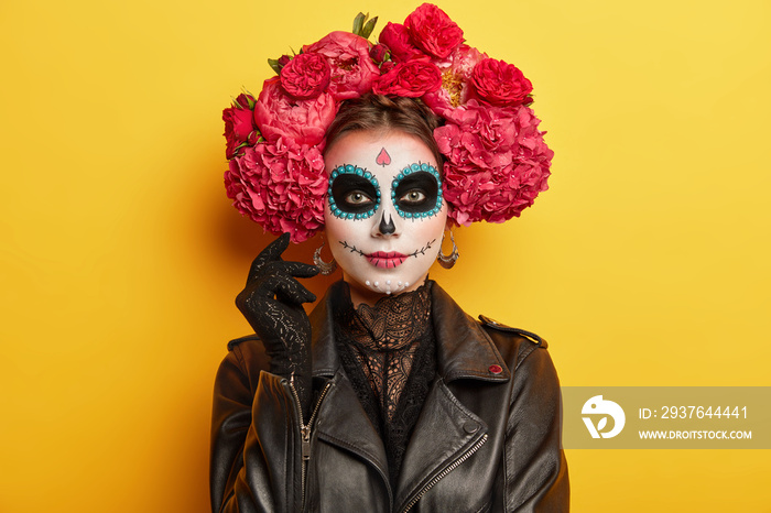 墨西哥度假的女性参与者化妆专业，酷似头骨以纪念已故亲属