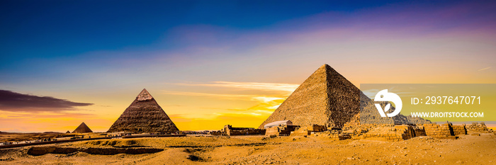 日落时的埃及吉萨大金字塔