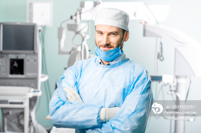 手术室里外科医生的肖像，背景是手术显微镜