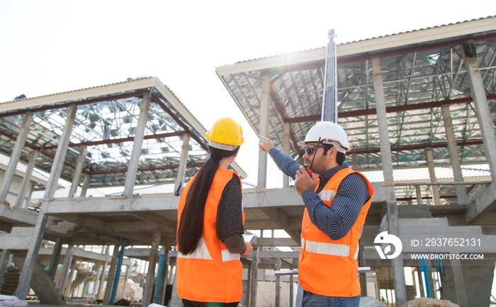 专业机械工程师团队在施工现场工作。家居建筑工程质量I