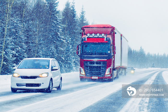 芬兰拉普兰冬季雪地公路上的汽车和卡车