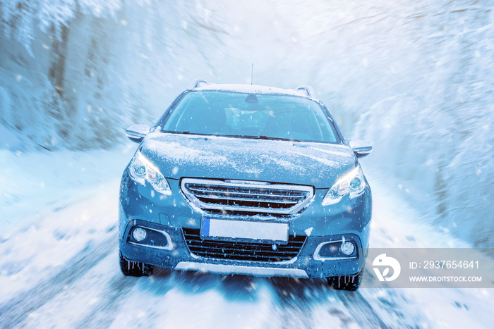 汽车在雪地里行驶。冬季驾驶理念。道路和树木在运动。汽车前视图