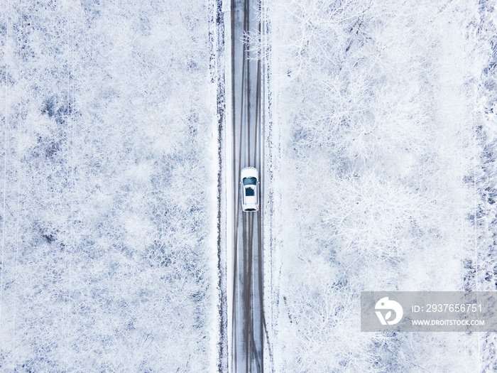 汽车在结冰道路上的俯视图