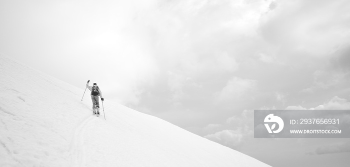 滑雪登山，单色极简主义