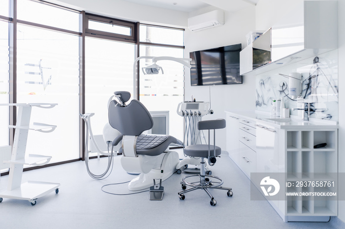 牙科诊所内部，配有椅子、灯、显示器和口腔工具