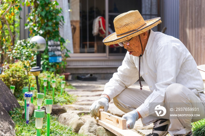 土木工事をする高齢の男性